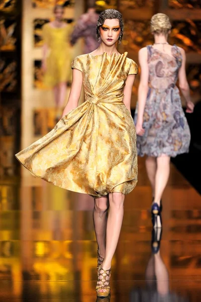 Look 27